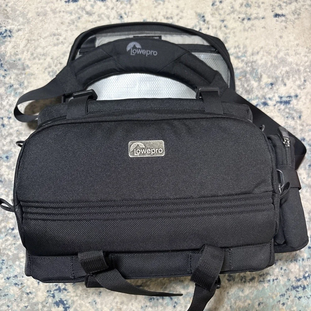 Lowepro Compact AW Camera Shoulder Bag - Black Multiple Padded Pockets Great Bag